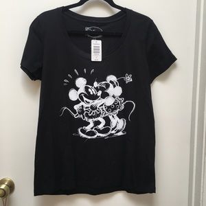 Disney Torrid Mickey Minnie Kissing Graphic Tshirt